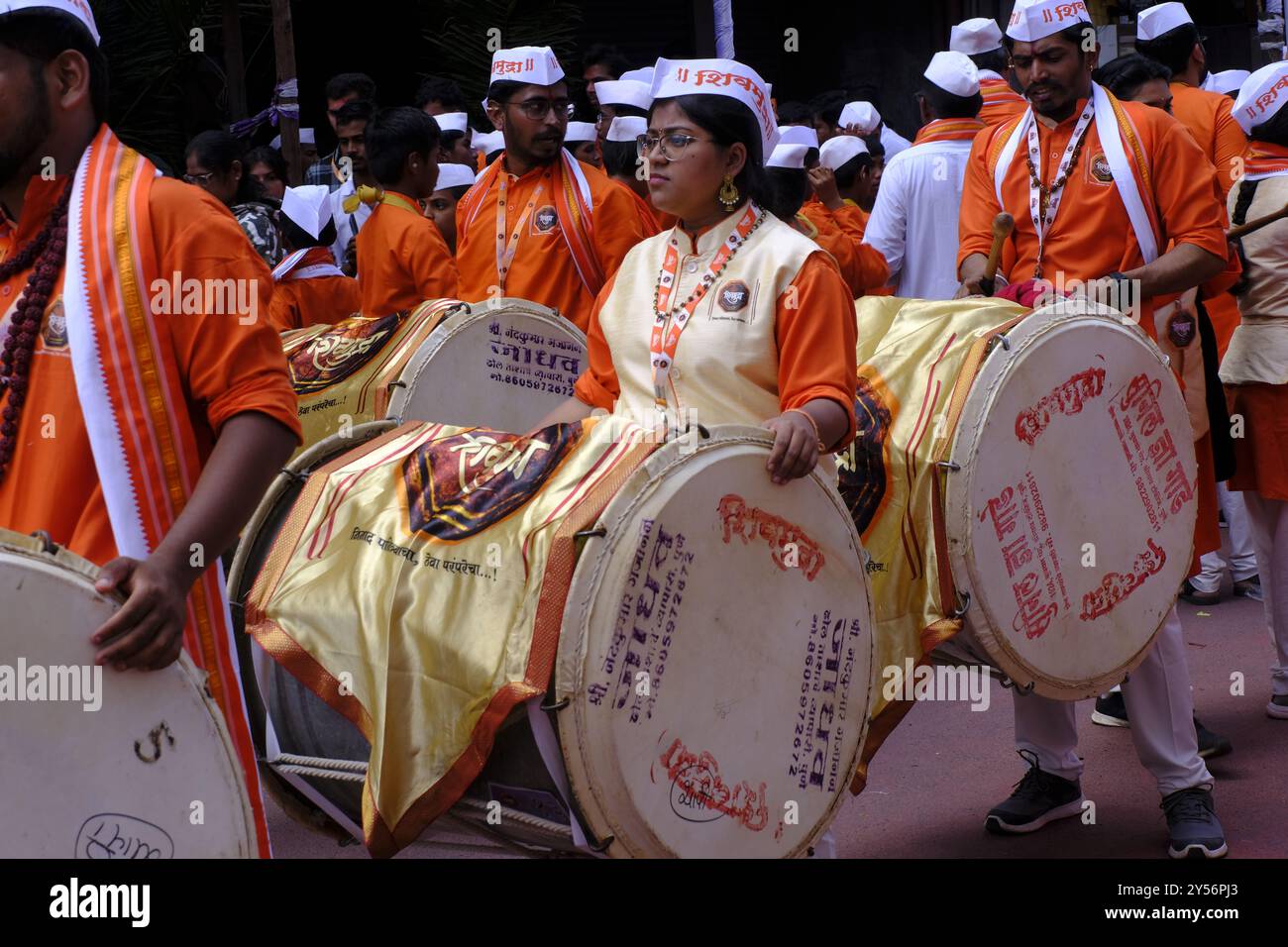 Pune, Inde - 17 septembre 2024, procession de Pune Ganpati Visarjan avec tenue traditionnelle, le rythme de la musique traditionnelle Dhol Tasha. Banque D'Images