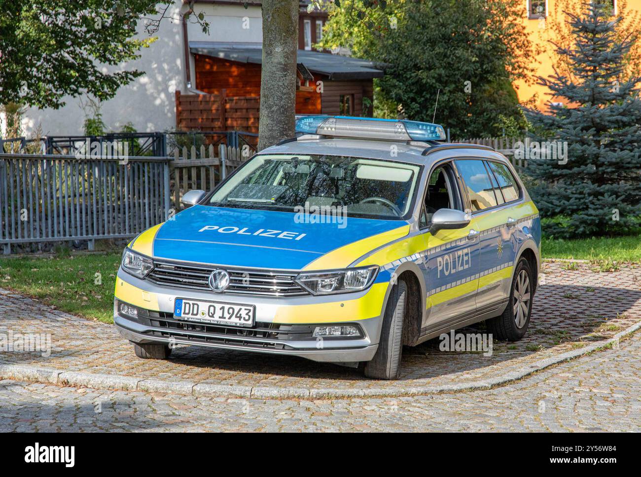 240920Verunreinigung nouvelles ID : en 2024-09-20 Verunreinigung in Bach Feuerwehr setzt Ölsperren im Bach aus Zwönitz. In der Stadt mussten die Kameraden am Freitagnachmittag gegen 15:40 Uhr zu einer Verunreinigung in dem Kühnhaider Bach auf der Dreirosengasse ausrücken. Anwohner bemerkten einen starken Ölfilm in dem Bach und verständigten die Feuerwehr. Da es an dem Bachlauf stark nach Öl roch, wird vermutet, dass es sich BEI der noch unklaren Flüssigkeit, um Öl halten könnte. Die Feuerwehr setzte zwei Ölsperren in dem Bach aus, um eine weitere Ausbreitung zu verhindern. Zudem wurden Bioversal und Banque D'Images