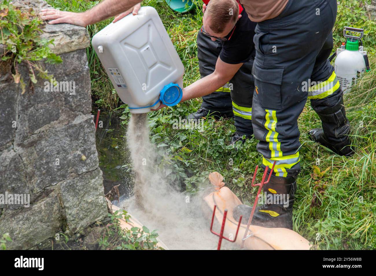 240920Verunreinigung nouvelles ID : en 2024-09-20 Verunreinigung in Bach Feuerwehr setzt Ölsperren im Bach aus Zwönitz. In der Stadt mussten die Kameraden am Freitagnachmittag gegen 15:40 Uhr zu einer Verunreinigung in dem Kühnhaider Bach auf der Dreirosengasse ausrücken. Anwohner bemerkten einen starken Ölfilm in dem Bach und verständigten die Feuerwehr. Da es an dem Bachlauf stark nach Öl roch, wird vermutet, dass es sich BEI der noch unklaren Flüssigkeit, um Öl halten könnte. Die Feuerwehr setzte zwei Ölsperren in dem Bach aus, um eine weitere Ausbreitung zu verhindern. Zudem wurden Bioversal und Banque D'Images