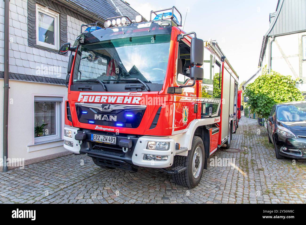 240920Verunreinigung nouvelles ID : en 2024-09-20 Verunreinigung in Bach Feuerwehr setzt Ölsperren im Bach aus Zwönitz. In der Stadt mussten die Kameraden am Freitagnachmittag gegen 15:40 Uhr zu einer Verunreinigung in dem Kühnhaider Bach auf der Dreirosengasse ausrücken. Anwohner bemerkten einen starken Ölfilm in dem Bach und verständigten die Feuerwehr. Da es an dem Bachlauf stark nach Öl roch, wird vermutet, dass es sich BEI der noch unklaren Flüssigkeit, um Öl halten könnte. Die Feuerwehr setzte zwei Ölsperren in dem Bach aus, um eine weitere Ausbreitung zu verhindern. Zudem wurden Bioversal und Banque D'Images