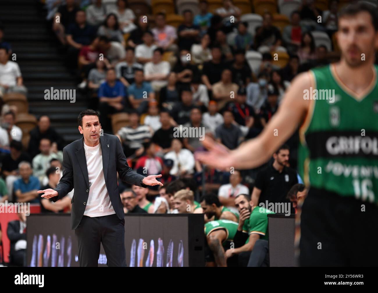 XI'an, province chinoise du Shaanxi. 20 septembre 2024. Daniel Miret, entraîneur-chef de Joventut Badalona, réagit lors d'un match d'échauffement entre l'équipe chinoise masculine de basket-ball et le club espagnol de Liga ACB Joventut Badalona à Xi'an, dans la province du Shaanxi, au nord-ouest de la Chine, le 20 septembre 2024. Crédit : Li Yibo/Xinhua/Alamy Live News Banque D'Images