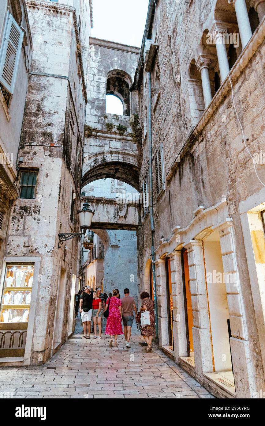 Porte de fer et le palais de Ciprianis-Benedetti de style roman tardif (à droite), Split, Croatie Banque D'Images