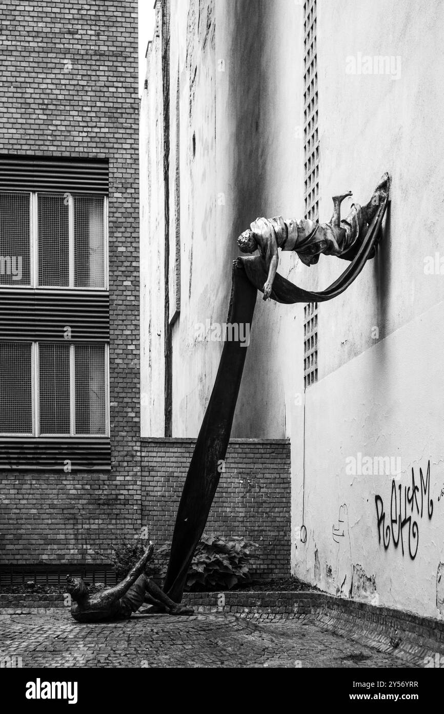 Budapest, Hongrie - 10 août 2024 : sculpture dans le centre de Budapest près de la synagogue Banque D'Images