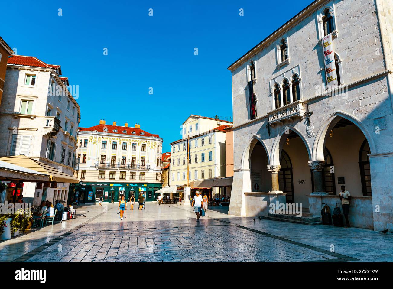 Place du peuple (Narodni trg), Art nouveau Piazza Heritage Hotel de style vénitien et ancien hôtel de ville du XVe siècle (à droite), Split, Croatie Banque D'Images