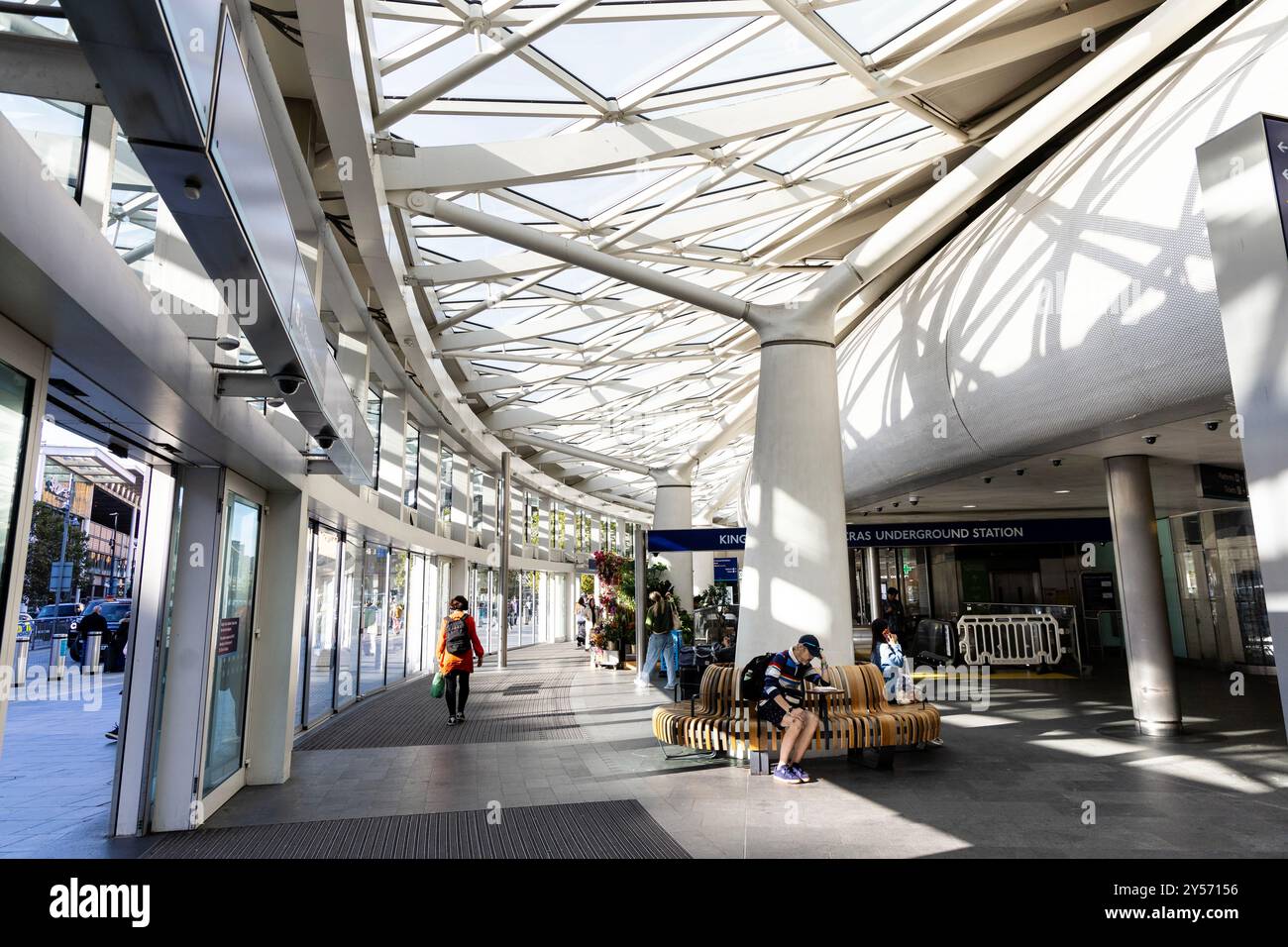 Intérieur de la gare rénovée de Kings Cross, North London, Angleterre Banque D'Images