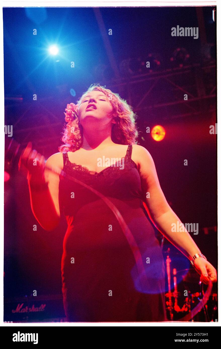 MARIE DU SANTIAGO, KENICKE, 1998 : la guitariste Marie du Santiago du groupe indépendant joue en concert au Reading Festival le 28 août 1998. Le groupe se sépare peu après en octobre. Photo : Rob Watkins. INFO : Kenickie, un groupe de rock indépendant britannique des années 90, a fait irruption sur la scène avec leur son énergique et leurs paroles irrévérencieuses. Des tubes comme « Punka » et « In Your car » ont mis en valeur leur attitude punk et leurs mélodies accrocheuses, ce qui leur a valu un succès culte à l'époque Britpop. Banque D'Images