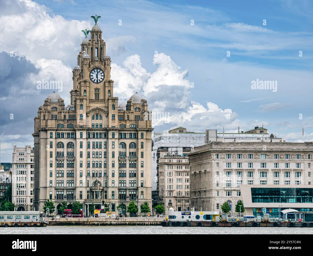 Les trois grâces, Cunard Building et Royal Liver Building, Pier Head, Liverpool, Angleterre, Royaume-Uni vu de Mersey Banque D'Images