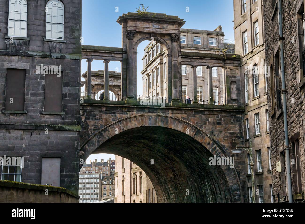 Regent Bridge par l'architecte Archibald Elliot sur Calton Road, Édimbourg, Écosse, Royaume-Uni avec une arche haute. Lieu de tournage de films atmosphériques et de séries télévisées Banque D'Images