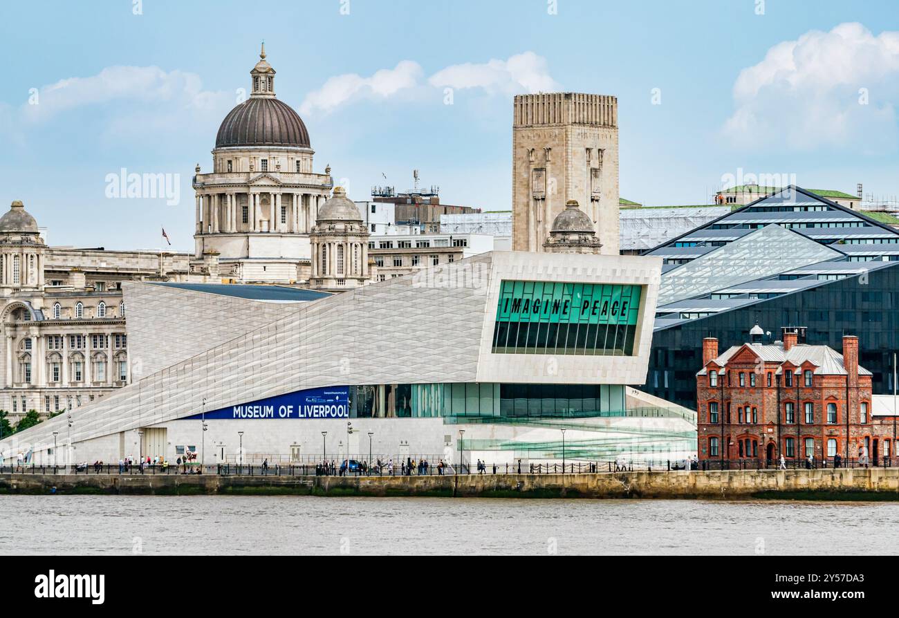Mélange de styles architecturaux, Port of Liverpool building, Musée moderne de Liverpool et victorien en briques rouges, Pier Head, Liverpool, Angleterre, Royaume-Uni Banque D'Images