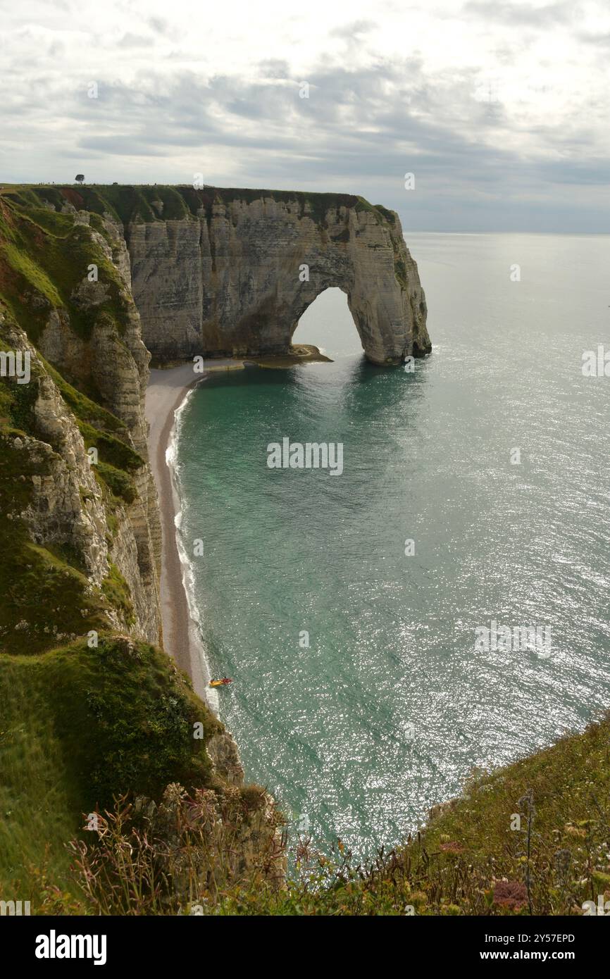 Entourée par les impressionnantes falaises au-dessus et au-dessous, Etretat Beach est sans aucun doute l'une des plus belles plages de Normandie sur la Manche. Banque D'Images