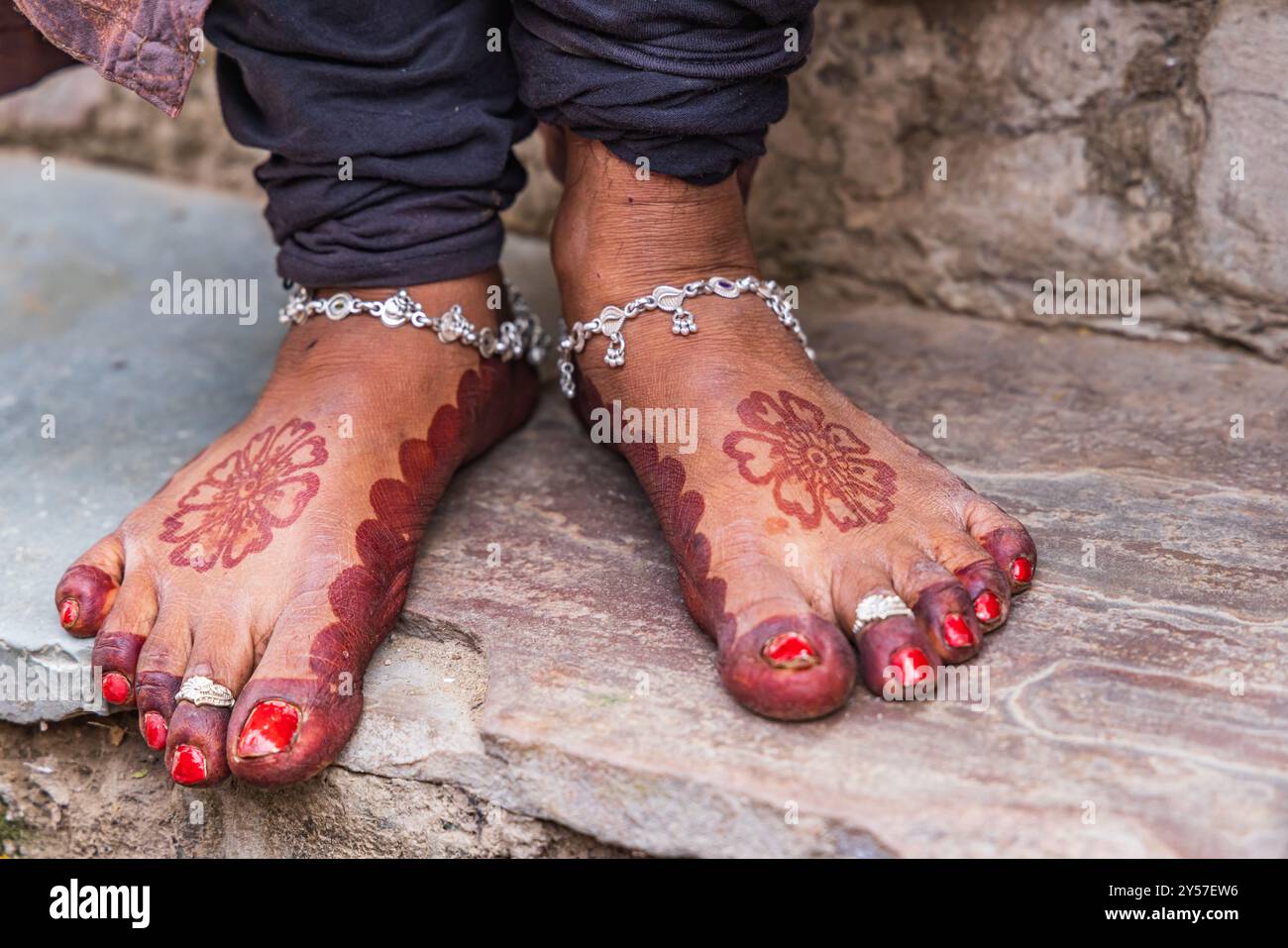 Tilora, Ajmer, Rajasthan, Inde. 9 novembre 2022. Pieds décorés de henné, vernis à ongles rouges et bijoux en argent. Banque D'Images