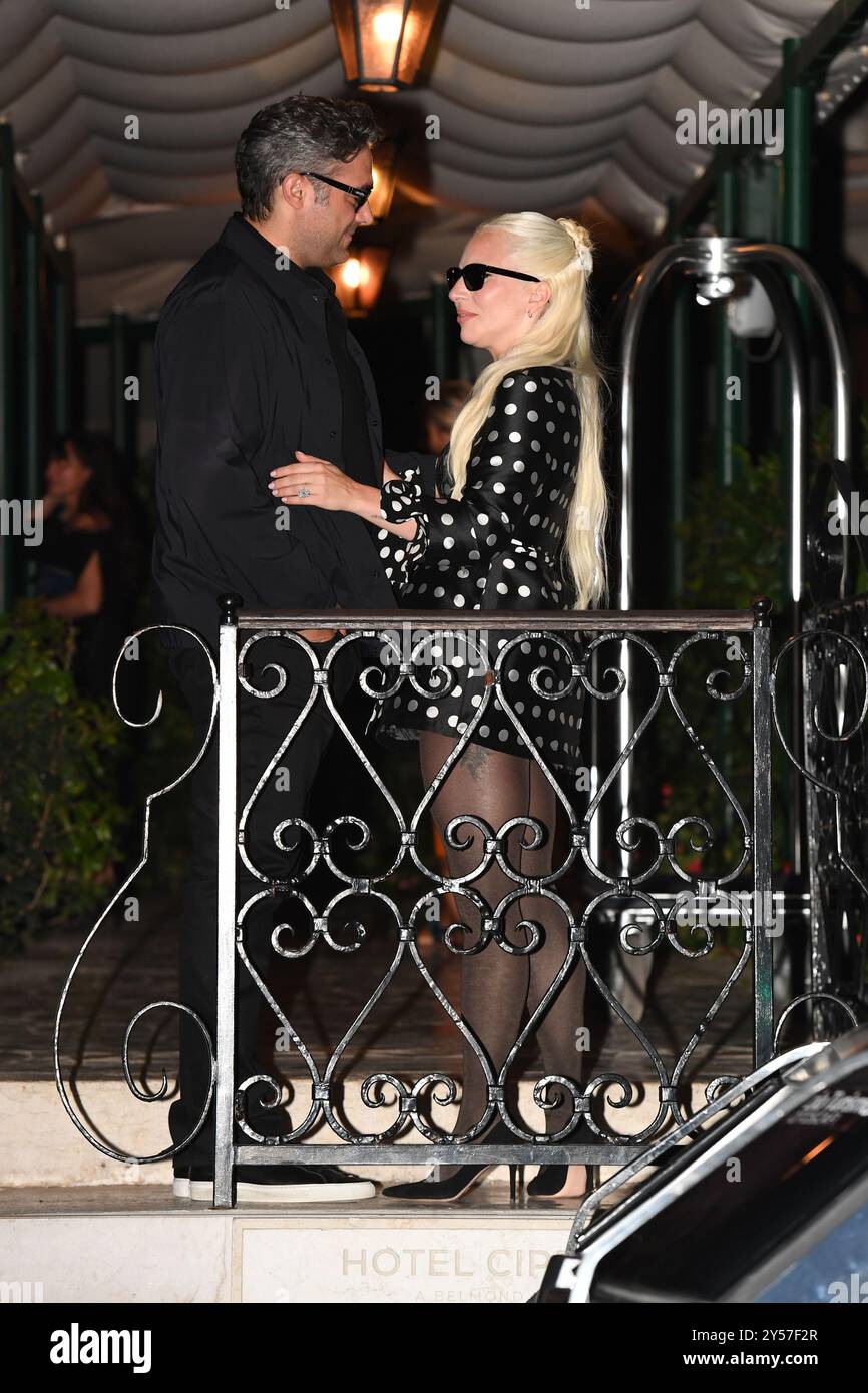 VENISE, ITALIE - 02 SEPTEMBRE : Lady Gaga et Michael Polansky arrivent à l'aereoport pour le 81e Festival international du film de Venise en septembre Banque D'Images