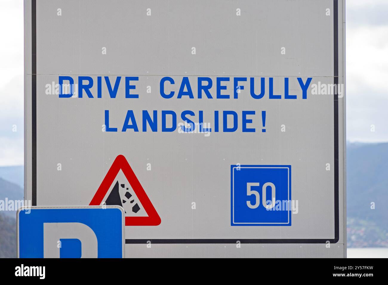 Attention conduisez prudemment glissements de terrain point d'exclamation avertissement panneau routier Banque D'Images