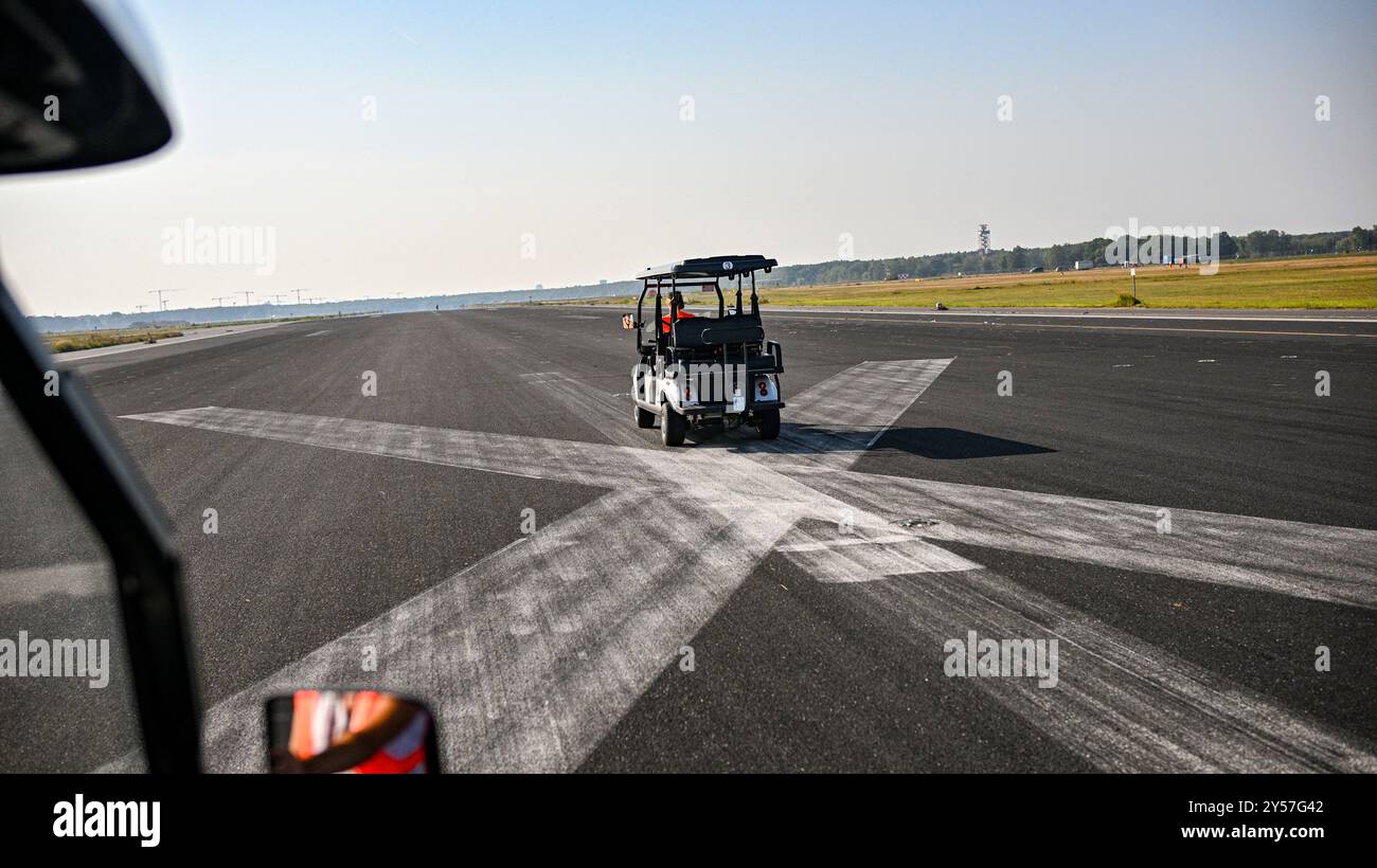 Berlin, Allemagne. 18 septembre 2024. Lors d'une visite de construction du comité principal de la Chambre des représentants, le site de l'ancien aéroport de Tegel, où la République de technologie urbaine est prévue, est visité. Des travaux de construction sont en cours autour des anciens bâtiments aéroportuaires. Le chantier peut être consulté lors de visites guidées et les projets futurs seront présentés. Crédit : Jens Kalaene/dpa/Alamy Live News Banque D'Images