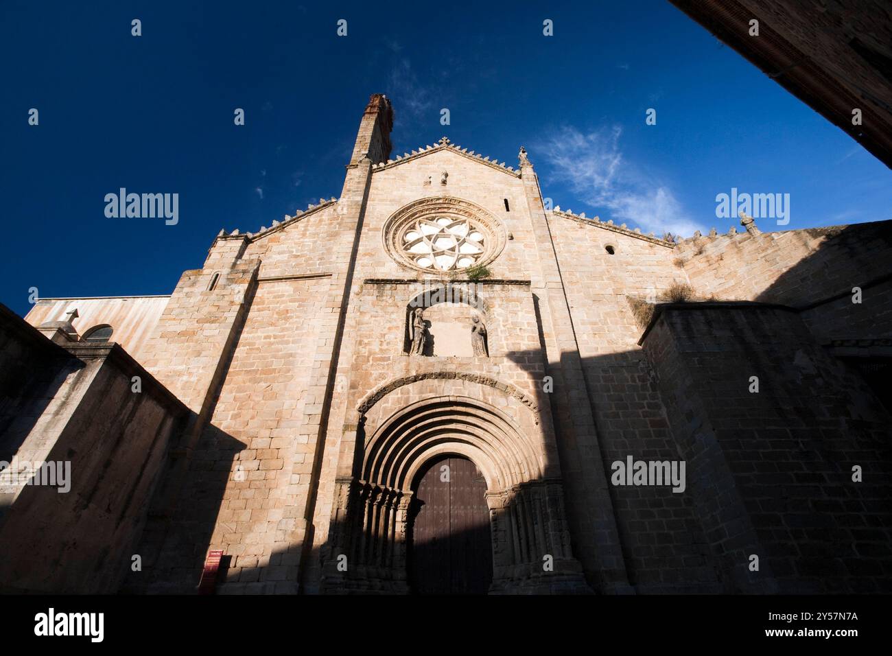 L'historique Catedral Vieja présente sa magnifique façade romane à Plasencia, Cáceres, mise en valeur par le ciel bleu clair. Banque D'Images