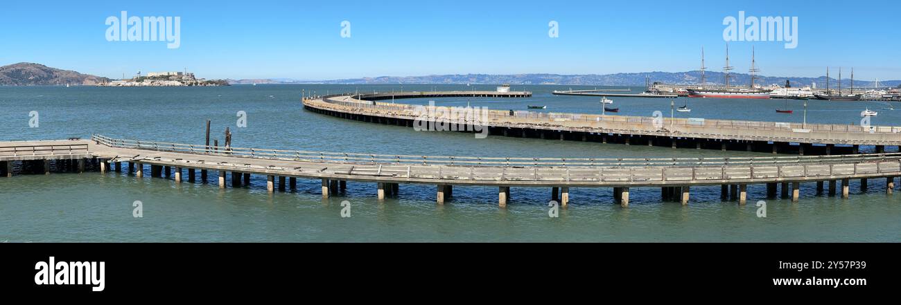 Vue panoramique de la jetée originale d'Alcatraz avec la jetée du parc aquatique et Alcatraz derrière. Banque D'Images