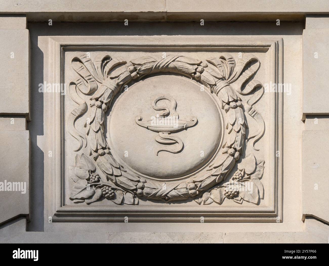 Londres, Royaume-Uni. Royal College of Nursing, 20 Cavendish Square détail sur la façade - serpent et la «lampe de l'apprentissage» Banque D'Images