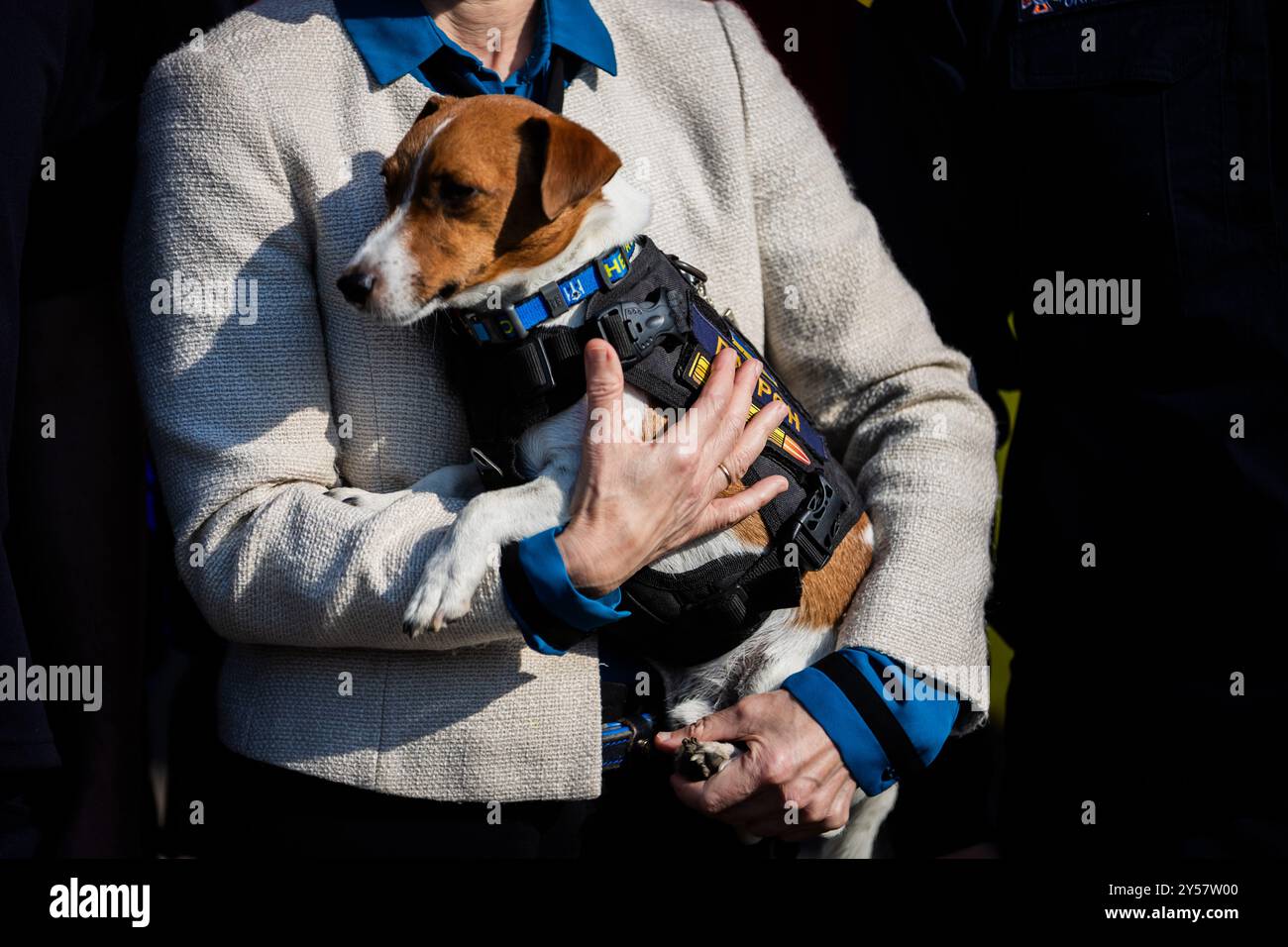 Kiew, Ukraine. 20 septembre 2024. Ursula von der Leyen (CDU), présidente de la Commission européenne, tient le Jack Russell Terrier et patron de chien de détection de mines lors d'une visite au siège du Service d'urgence de l'État (SESU). Crédit : Christoph Soeder/dpa-ENR-Pool/dpa/Alamy Live News Banque D'Images