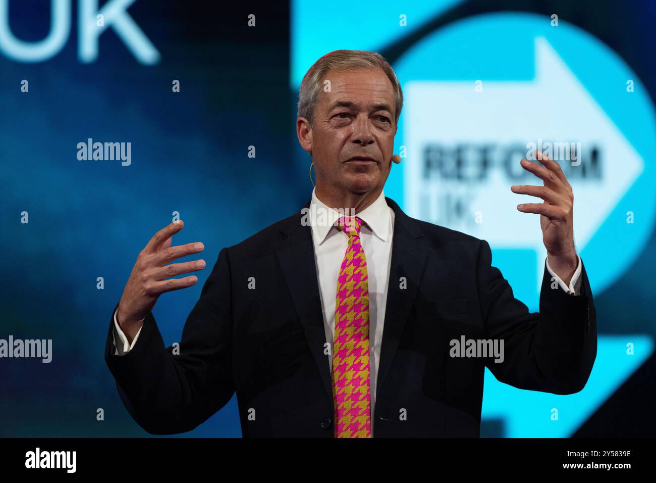 Nigel Farage discours RÉFORME Royaume-Uni. Le discours s'est terminé par des feux d'artifice et des ballons . CONFÉRENCE 2024 CONFÉRENCE Picture garyroberts/worldwidefeatures.com Banque D'Images