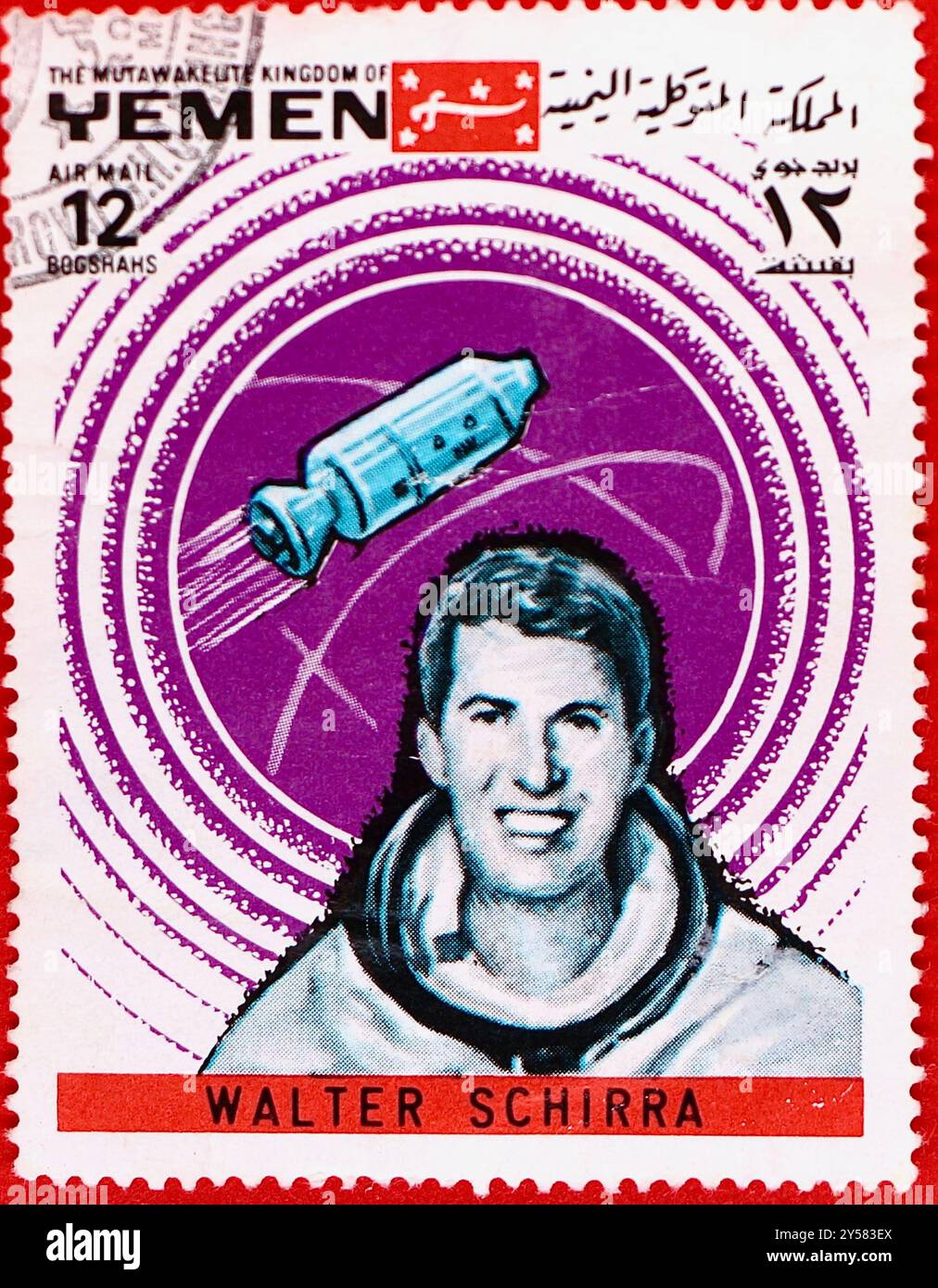 Photo d'un timbre-poste yéménite à 12 buqsha avec une illustration de Walter Schirra et du vaisseau spatial Apollo 7 de la série Apollo 1969 Banque D'Images