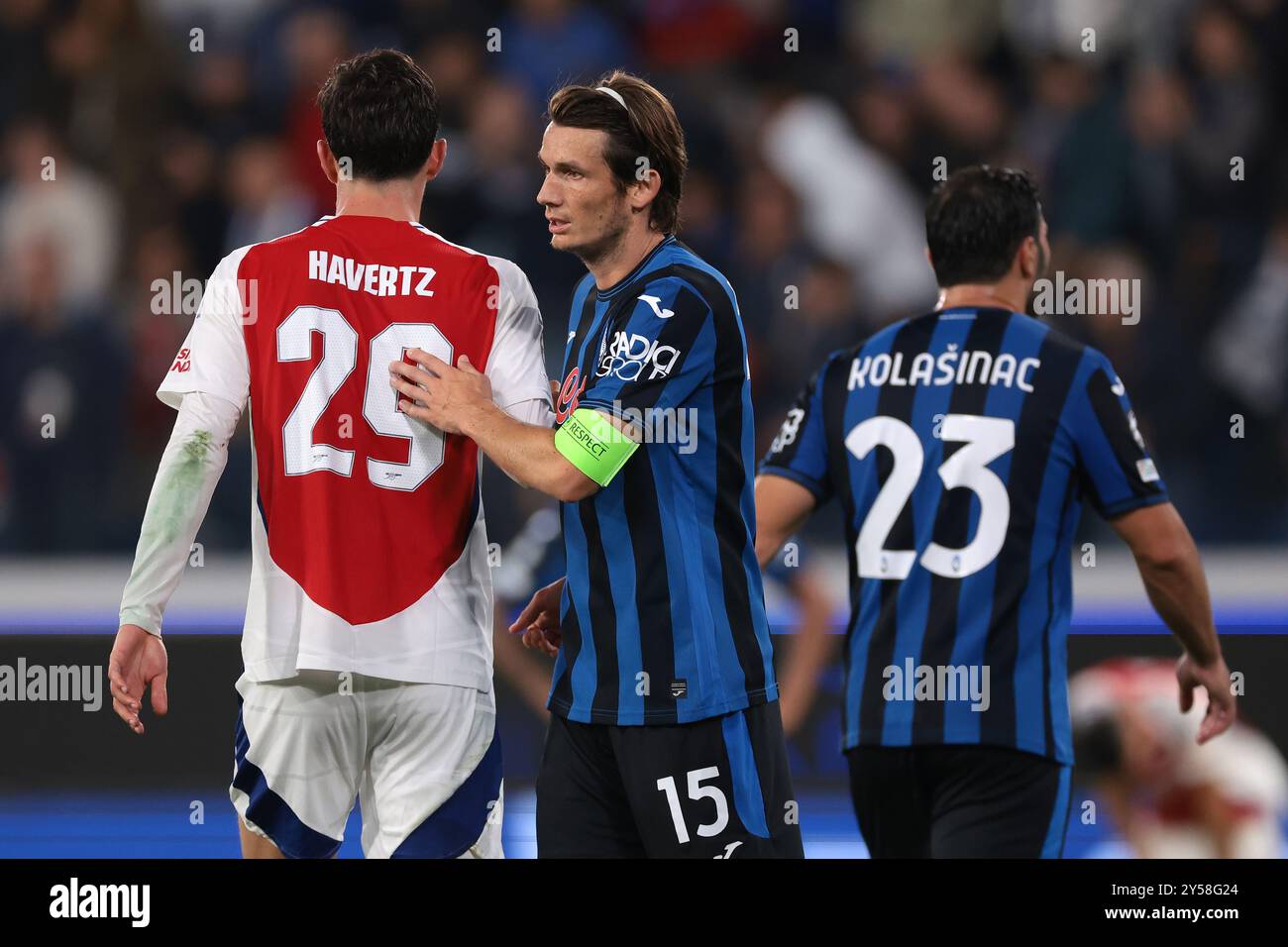 Bergame, Italie. 19 septembre 2024. Marten de Roon d'Atalanta donne une tape dans le dos à Kai Havertz d'Arsenal FC après le coup de sifflet final du match de l'UEFA Champions League au Gewiss Stadium, Bergame. Le crédit photo devrait se lire : Jonathan Moscrop/Sportimage crédit : Sportimage Ltd/Alamy Live News Banque D'Images