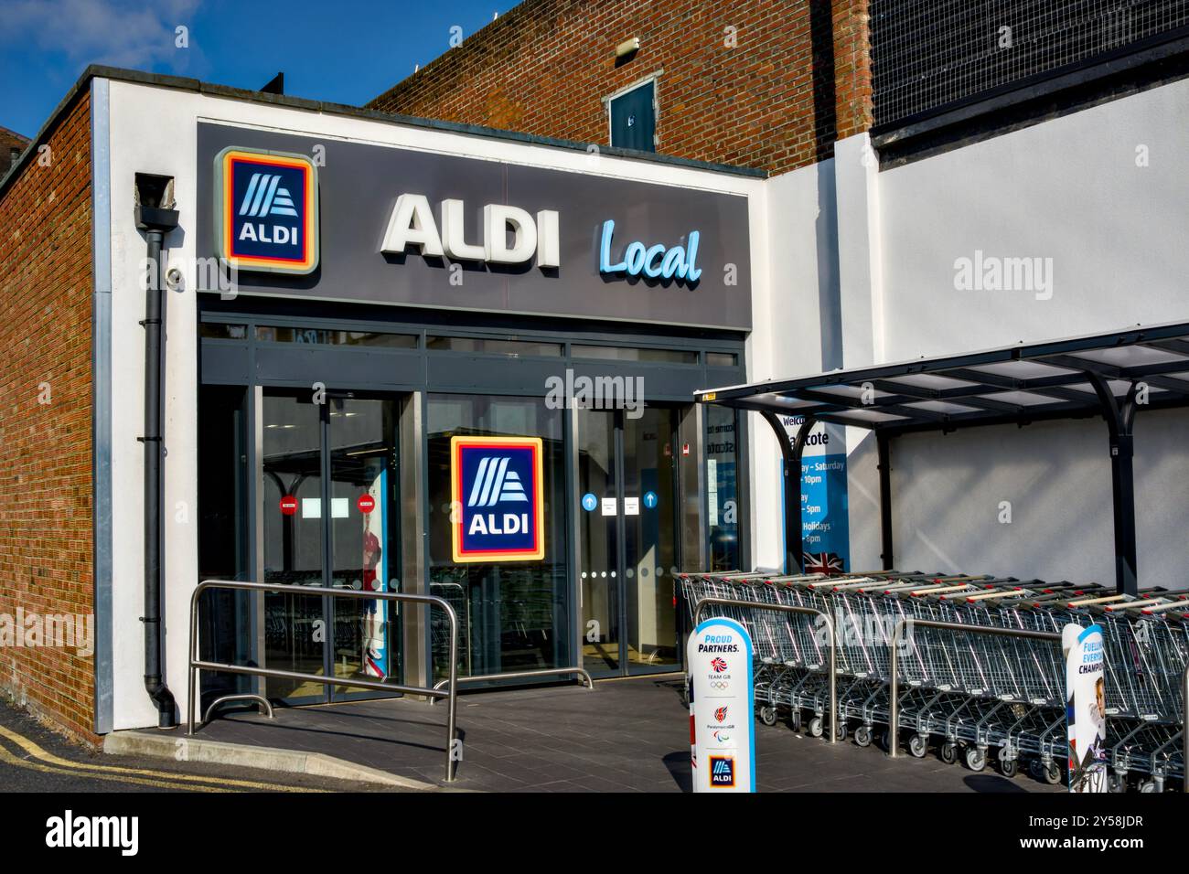 Aldi local Supermarket, Eastcote, Borough of Hillingdon, Londres, Angleterre, ROYAUME-UNI Banque D'Images