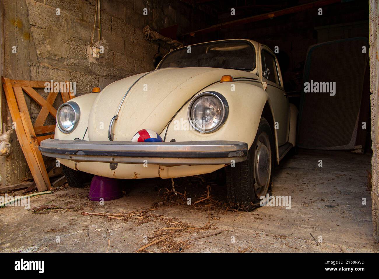 Un beau vieux coléoptère VW inutilisé dans un garage Banque D'Images