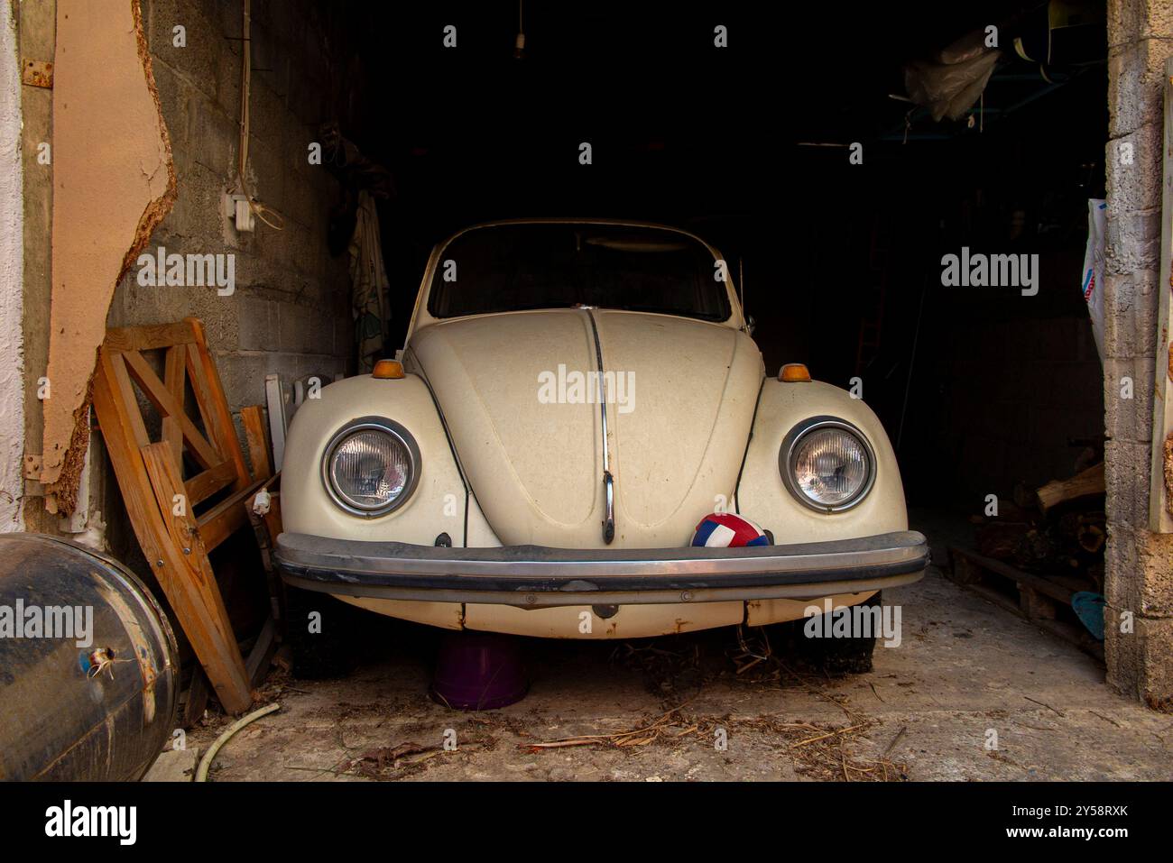 Un beau vieux coléoptère VW inutilisé dans un garage Banque D'Images