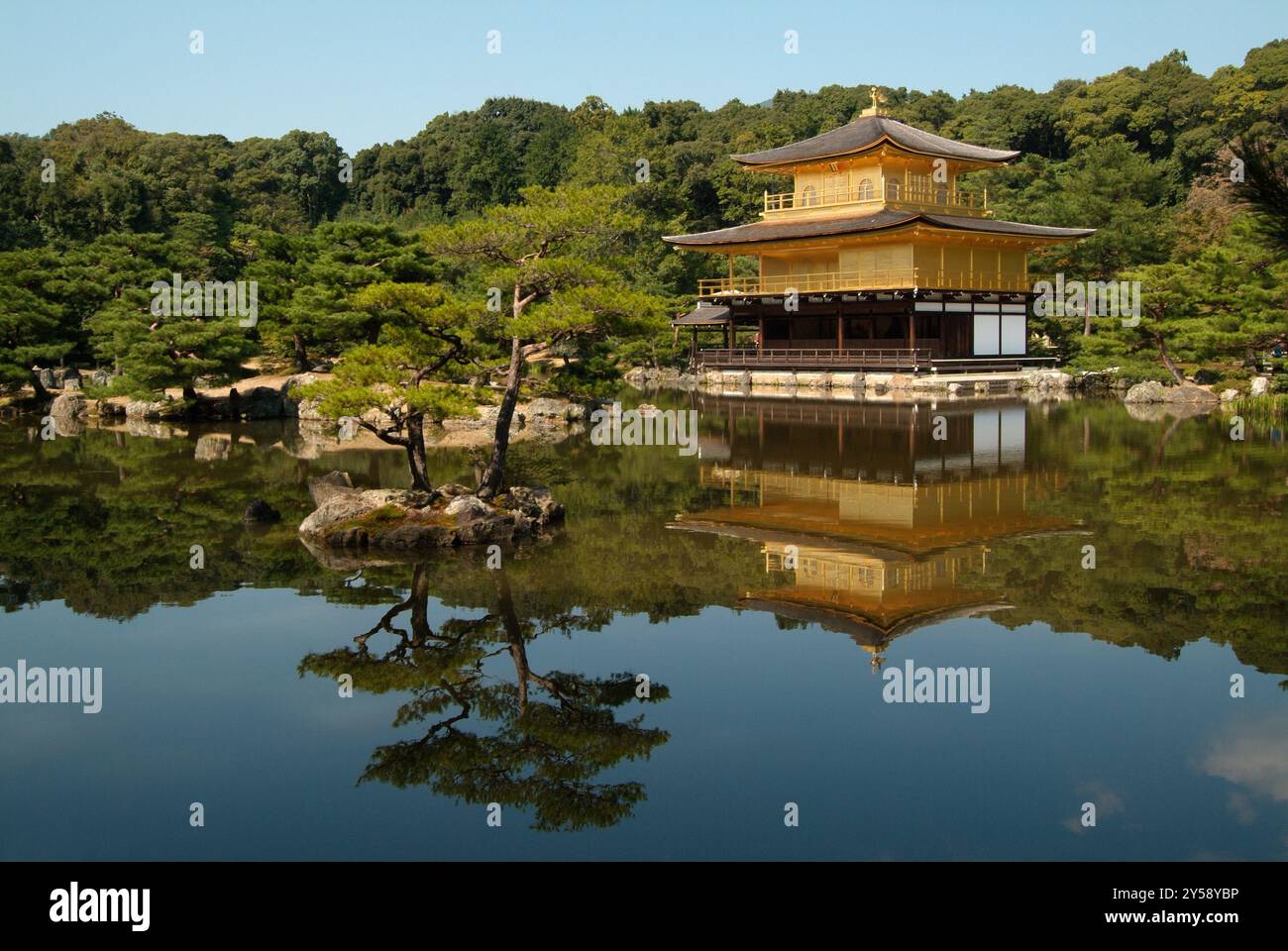 Temple Kinkakuji (le temple du Pavillon d'or), construit dans les collines du nord de Kyoto en 1398 par Yoshimitsu, le troisième shogun Ashikaga (et devenu un T zen Banque D'Images