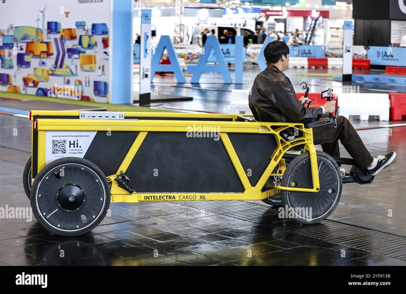 Un INTELECTRA E-LASTENRAD fait un parcours de vélo cargo au salon IAA Transportation, Hanovre, 18/09/2024, Hanovre, basse-Saxe, Allemagne, Euro Banque D'Images