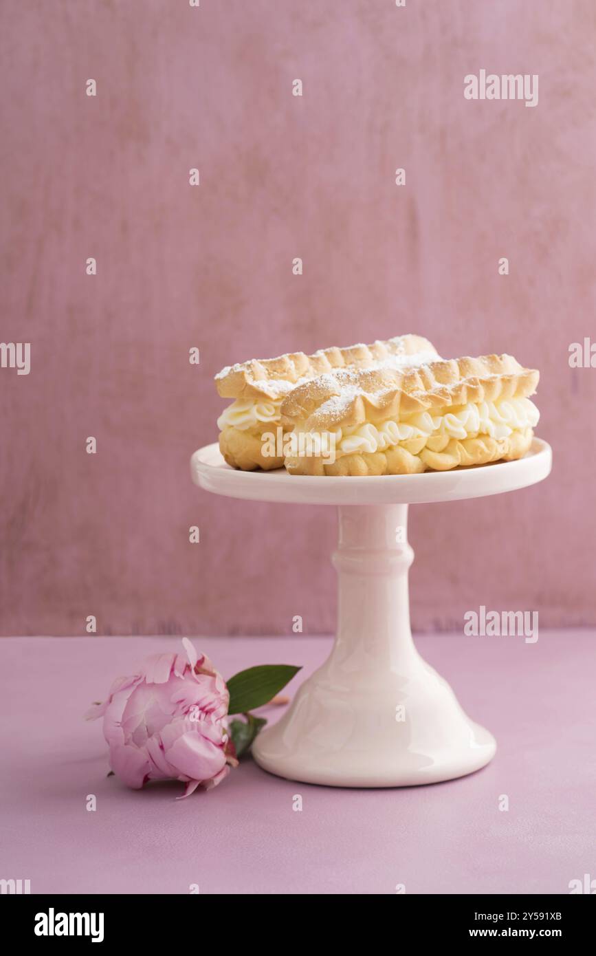 Buttercream avec éclairs sur un remplissage pink cake stand Banque D'Images