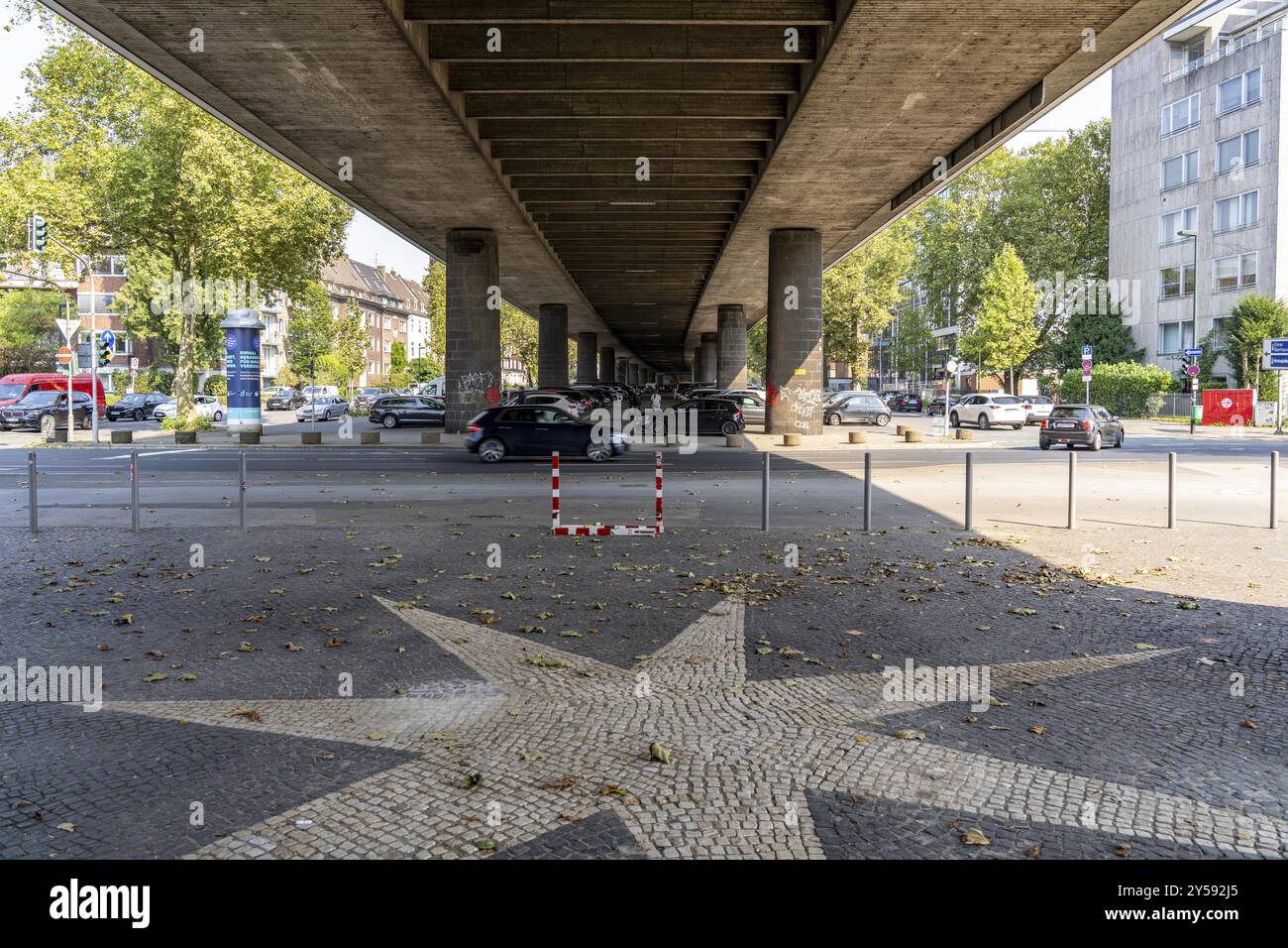 Dessous du pont Theodor Heuss, traversée du Rhin, pont à haubans, premier pont routier de la famille dite Duesseldorf, est dilapidat Banque D'Images