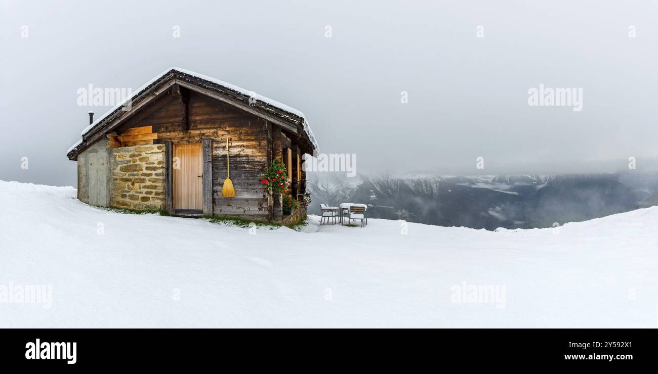 Cabane de montagne joliment décorée, cabane en bois, cabane alpine, pittoresque, balai, tourisme, voyage, vacances d'hiver, hiver, neige, panorama, Riederalp, Valai Banque D'Images