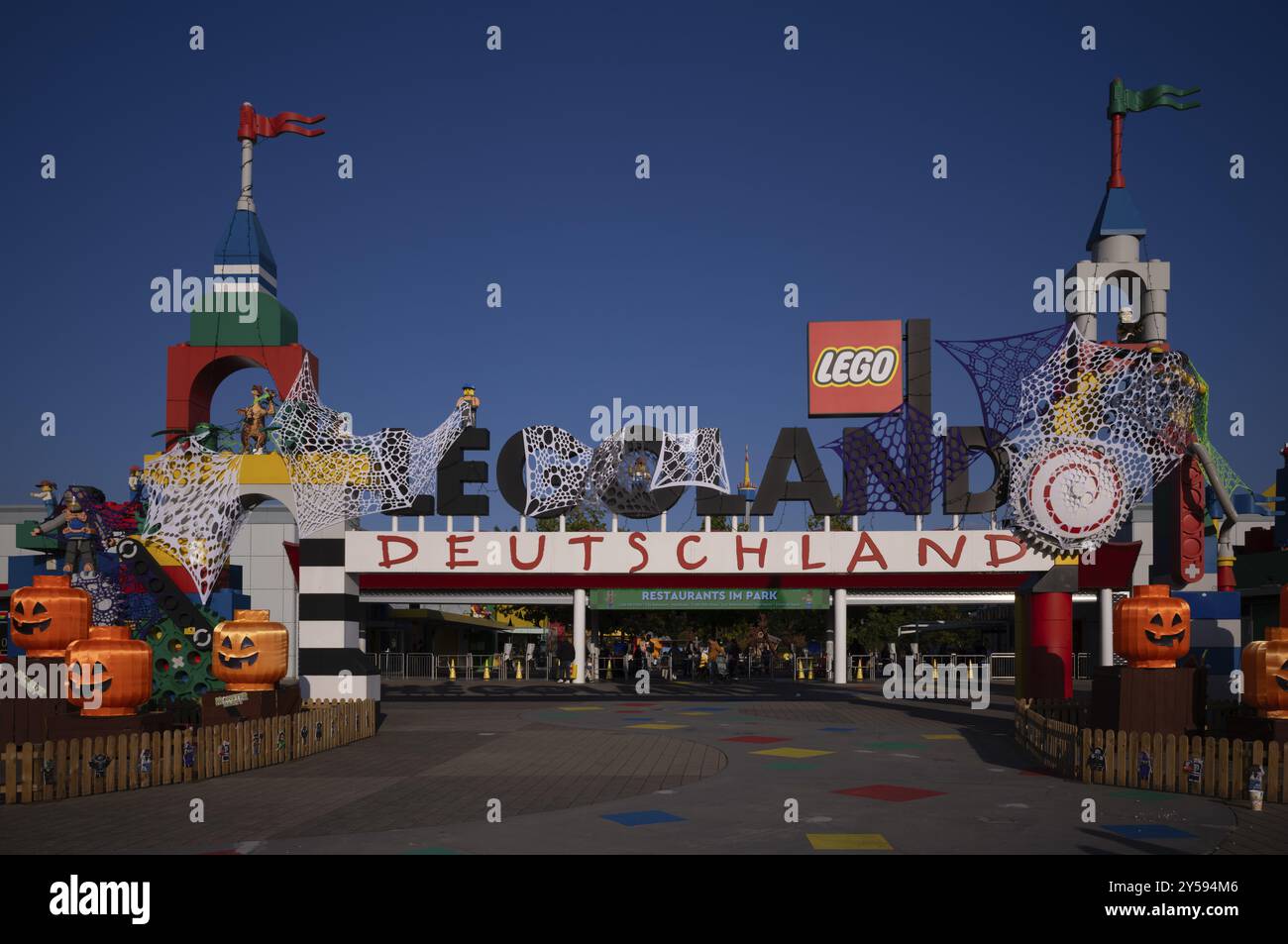 Entrée, porte d'entrée, parc à thème LEGOLAND, logo, décoré avec des toiles d'araignée pour Halloween, décorations d'automne, citrouilles, Allemagne, Guenzburg, Bavari Banque D'Images