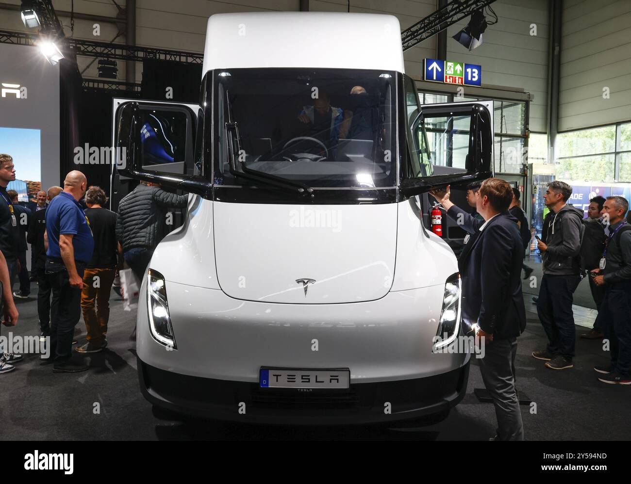 Camion semi-électrique Tesla sur le stand Tesla au salon IAA Transportation, Hanovre, 18/09/2024, Hanovre, basse-Saxe, Allemagne, Europe Banque D'Images