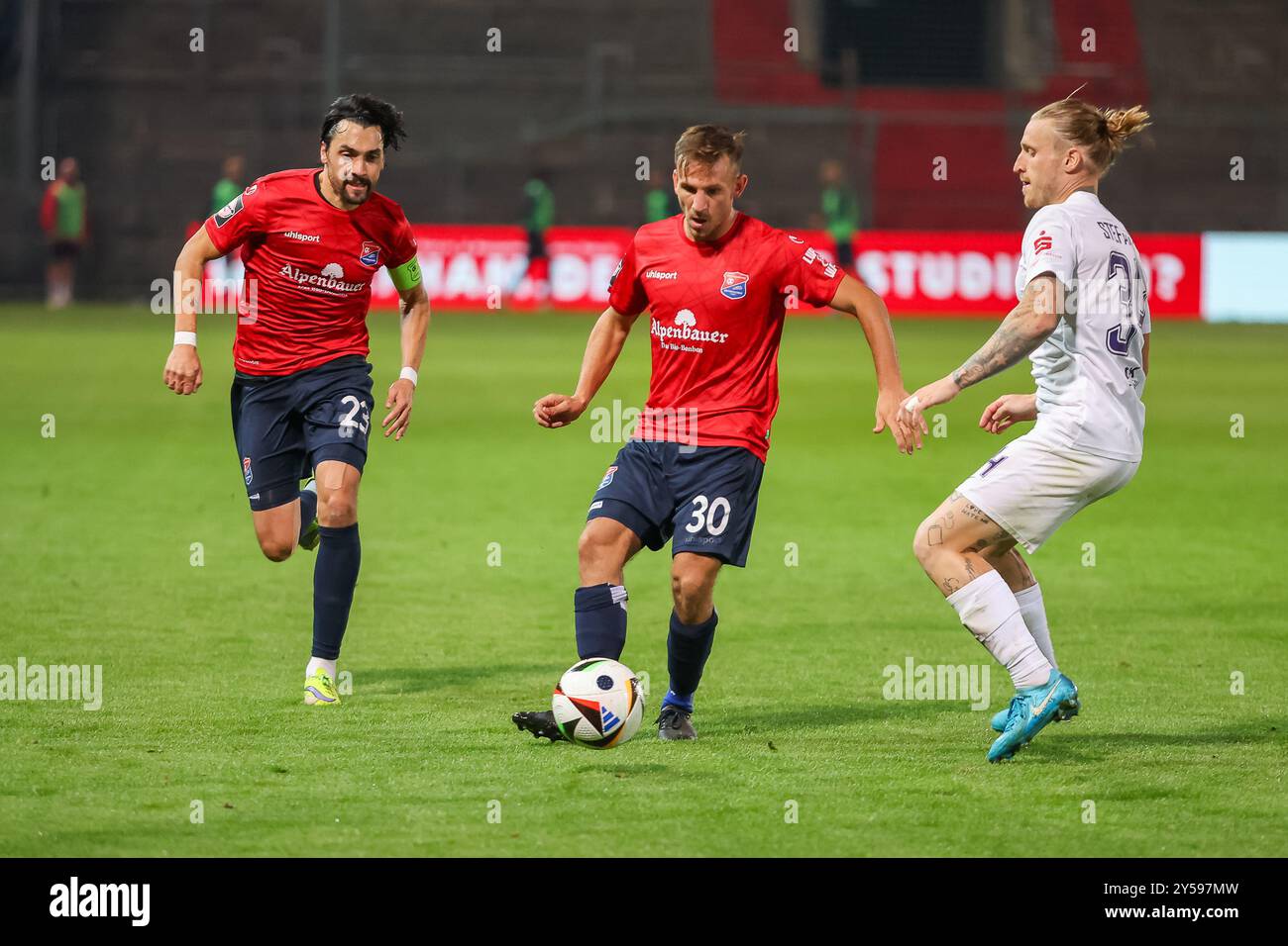 Simon Skarlatidis (SpVgg Unterhaching, 30) mit Ball mit Markus Schwabl (SpVgg Unterhaching, 23), SpVgg Unterhaching v. Erzgebirge Aue, Fussball, 3. Liga, 6. Spieltag, saison 24/25, 20.09.2024, LES RÈGLEMENTS du LDF INTERDISENT TOUTE UTILISATION DE PHOTOGRAPHIES COMME SÉQUENCES D'IMAGES, Foto : Eibner-Pressefoto/Jenni Maul Banque D'Images