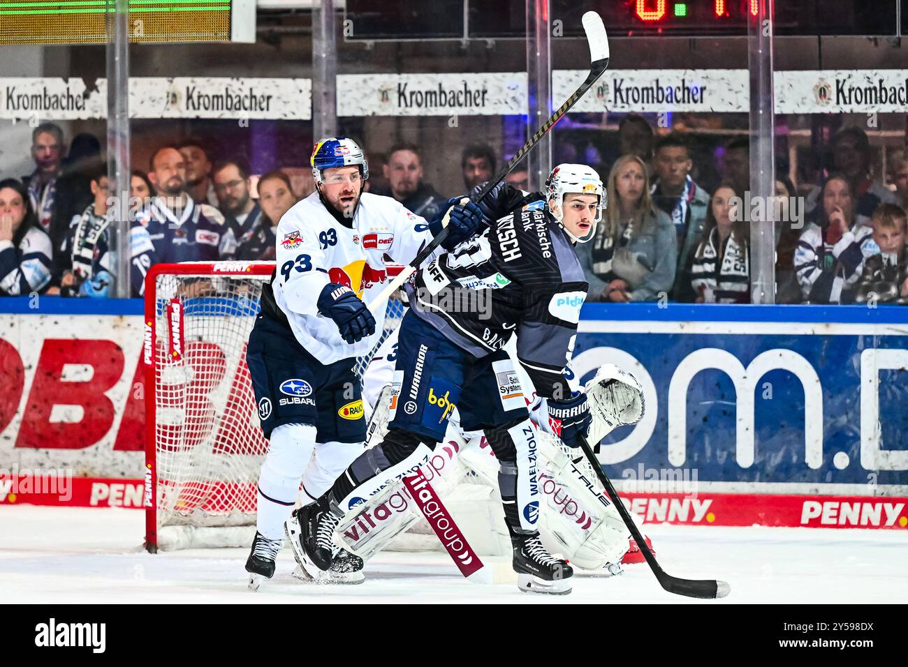 Taro Jentzsch (Iserlohn Roosters, #90) Maximilian Kastner (EHC Red Bull München, #93) Mathias Niederberger (EHC Red Bull München, #35), GER, Iserlohn Roosters v. Red Bull Muenchen, Eishockey, Penny-DEL, 1. Spieltag, Spielzeit 2024/2025, 20.09.2024, Foto : Jonas Brockmann/Eibner-Pressefoto Banque D'Images