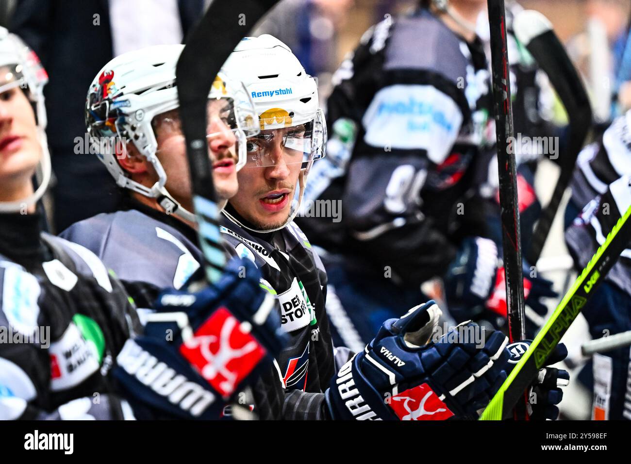 Noel Saffran (Iserlohn Roosters, #14) Maciej Rutkowski (Iserlohn Roosters, #12), GER, Iserlohn Roosters v. Red Bull Muenchen, Eishockey, Penny-DEL, 1. Spieltag, Spielzeit 2024/2025, 20.09.2024, Foto : Jonas Brockmann/Eibner-Pressefoto Banque D'Images