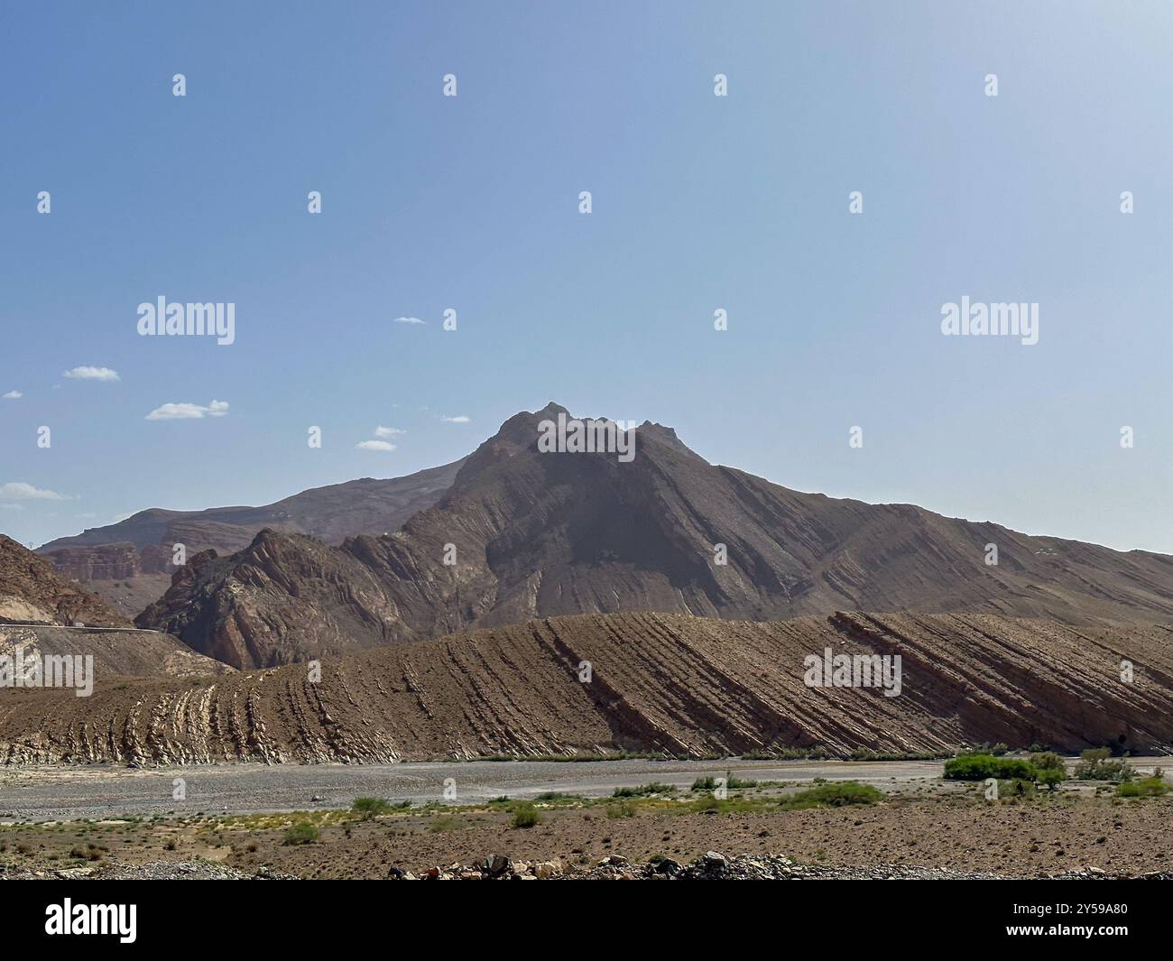 Rivière TDry Ziz et les montagnes en couches, Maroc Banque D'Images