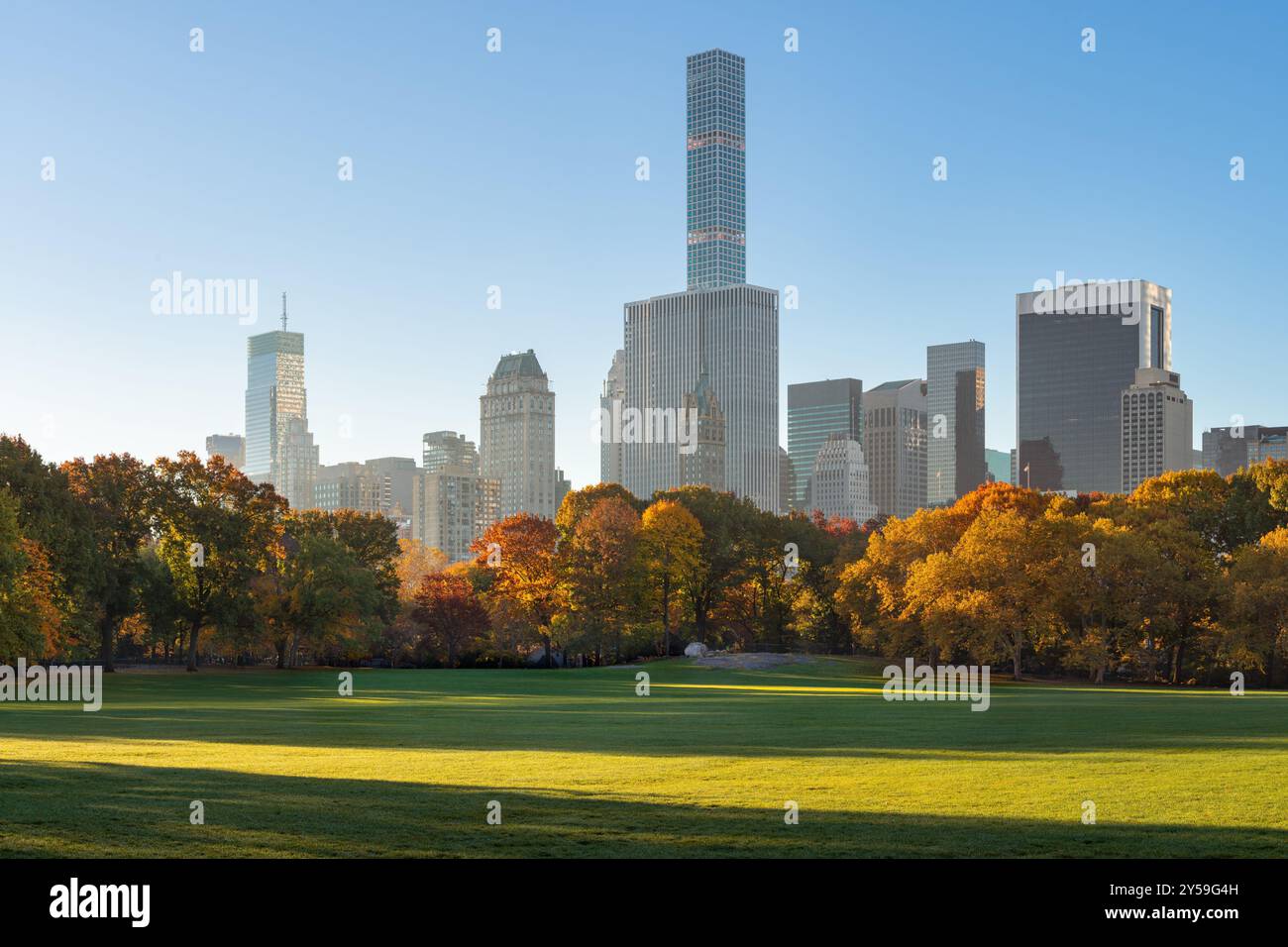New York City vue tôt le matin de Central Park Sheep Meadow en automne avec vue sur les gratte-ciel de Midtown Manhattan Banque D'Images