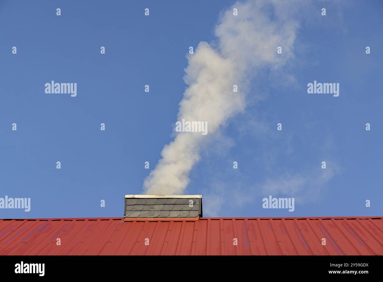 Impact environnemental du conduit de fumée de chauffage Banque D'Images