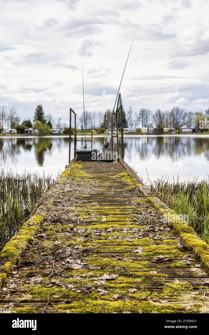 Ancienne jetée avec équipement de pêche Banque D'Images