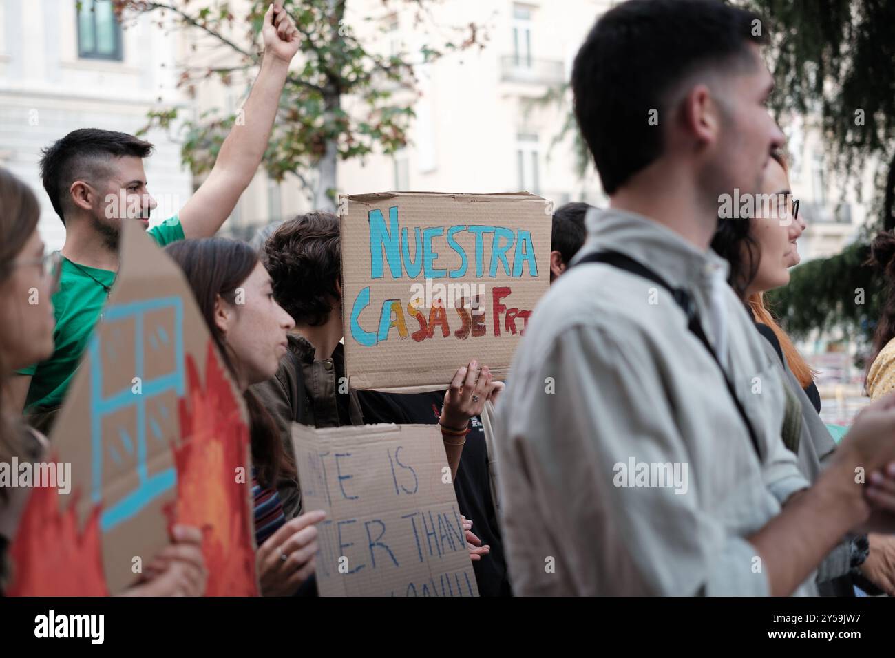 Manifestants pendant la manifestation sous le slogan "la Terre n'est pas à vendre" pour demander au secteur privé et aux grandes entreprises au "Congrès des députés, Banque D'Images