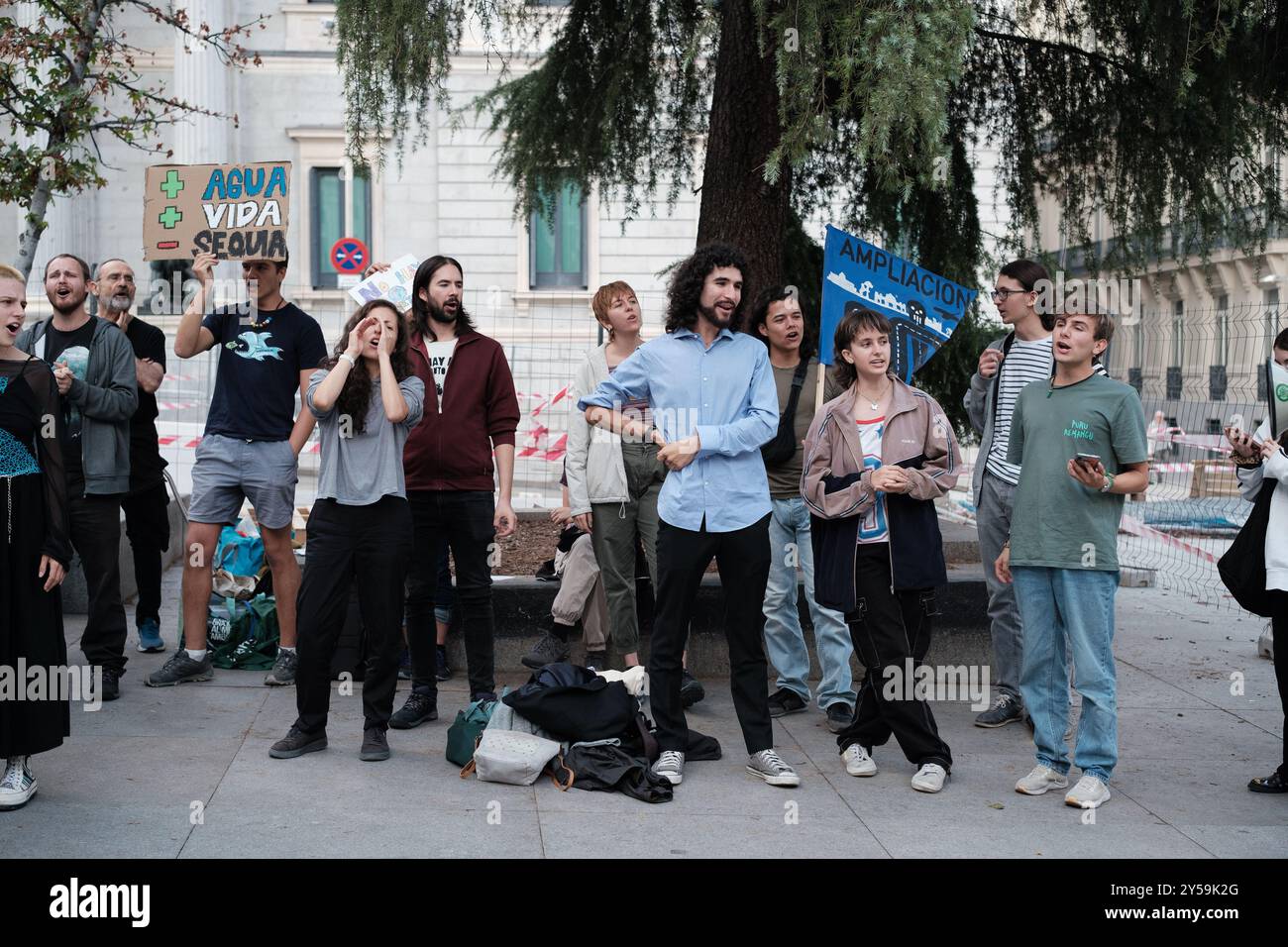 Manifestants pendant la manifestation sous le slogan "la Terre n'est pas à vendre" pour demander au secteur privé et aux grandes entreprises au "Congrès des députés, Banque D'Images