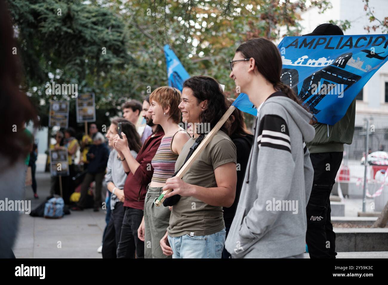 Manifestants pendant la manifestation sous le slogan "la Terre n'est pas à vendre" pour demander au secteur privé et aux grandes entreprises au "Congrès des députés, Banque D'Images