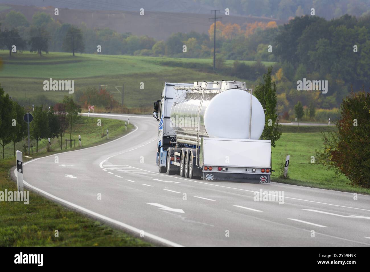 Gros camion-citerne blanc conduit sur une route de campagne, à l'extérieur de la ville allemande Schwabisch Hall, Baden Wurtemberg, Allemagne, Europe Banque D'Images