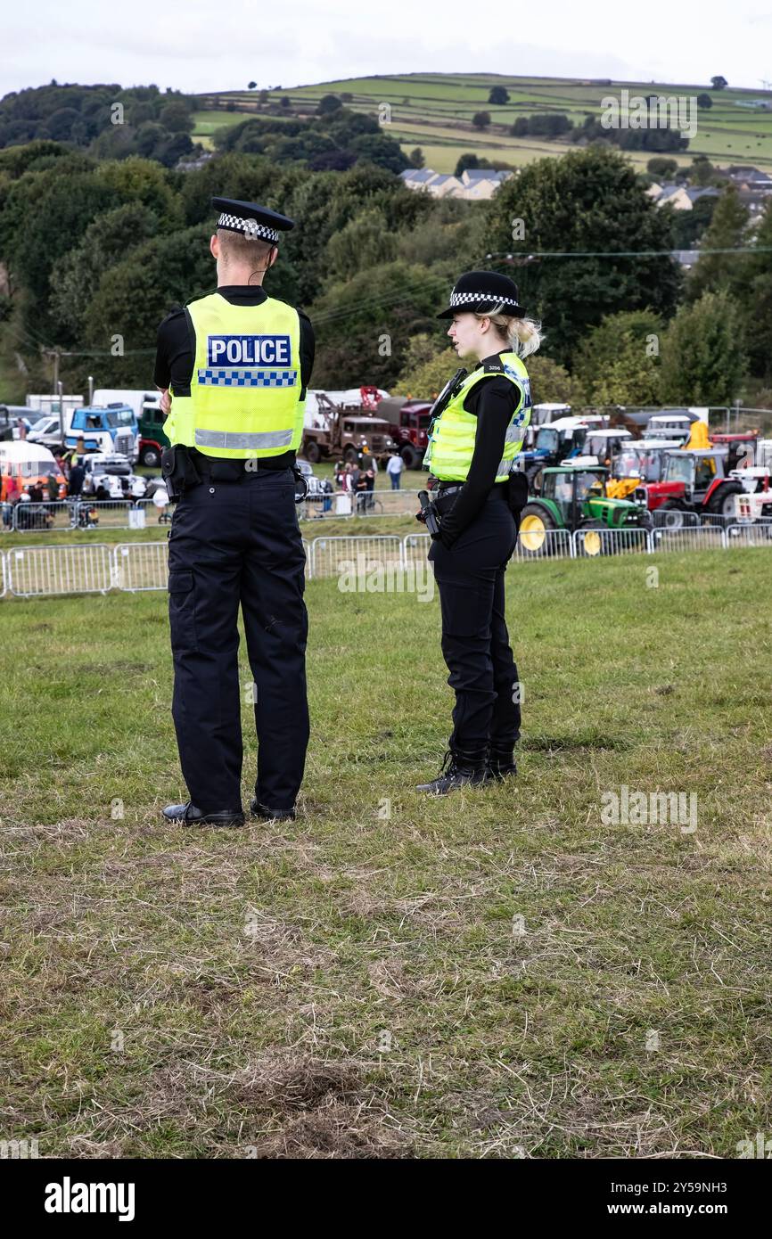 Un policier masculin et féminin surveillant la sécurité publique des visiteurs d'un grand salon agricole dans le South Yorkshire, en Angleterre Banque D'Images