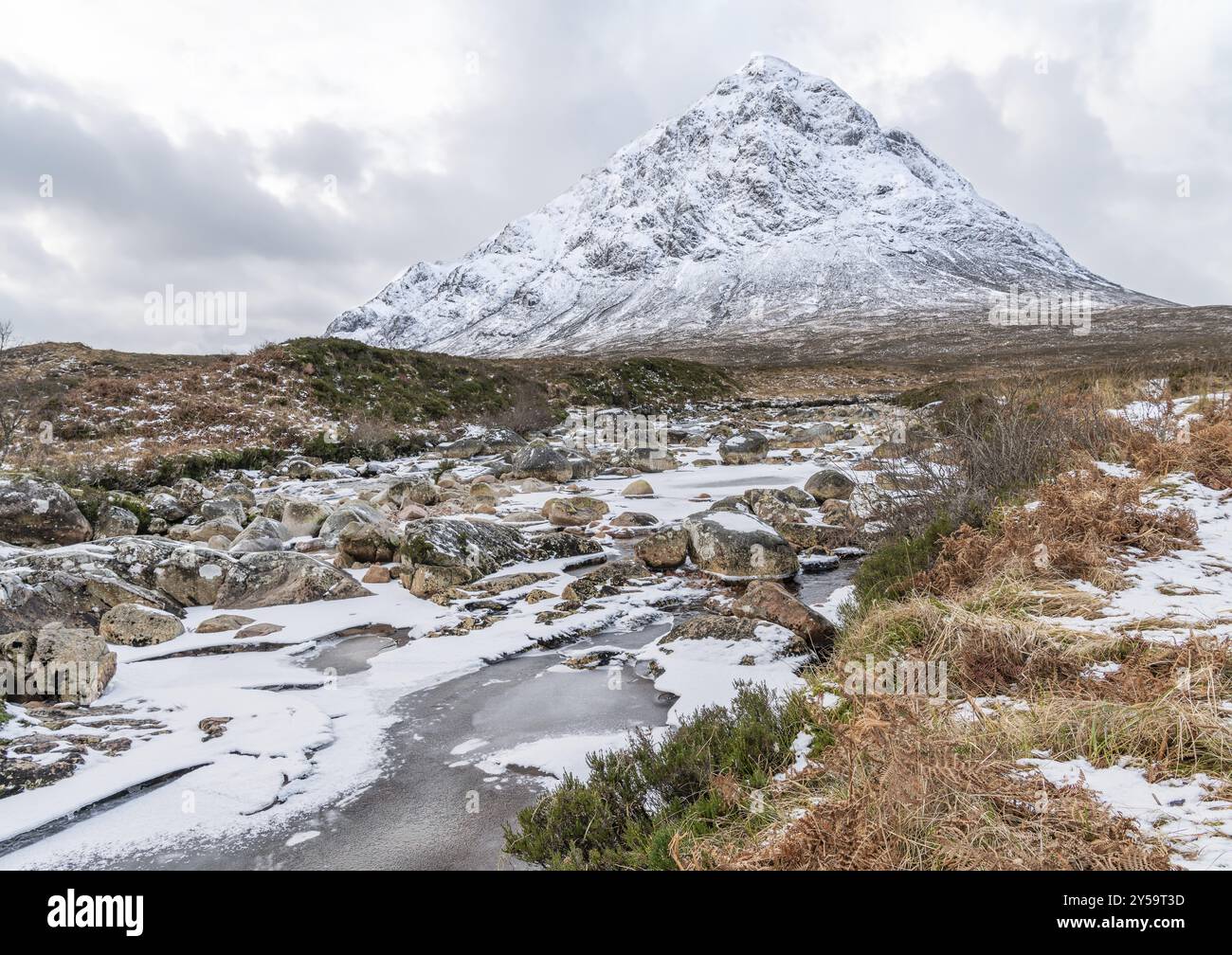 Coupall partiellement gelé de rivière avec Buachaille Etive Mor et Stob Deargin the background, Glen Coe, Highlands, Scotland, Royaume-Uni, Europe Banque D'Images
