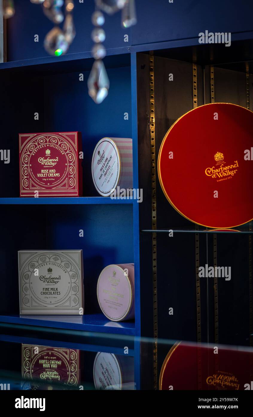 Boîtes de chocolat Charbonnel et Walker exposées Old Bond Street Store , Londres Royaume-Uni Banque D'Images