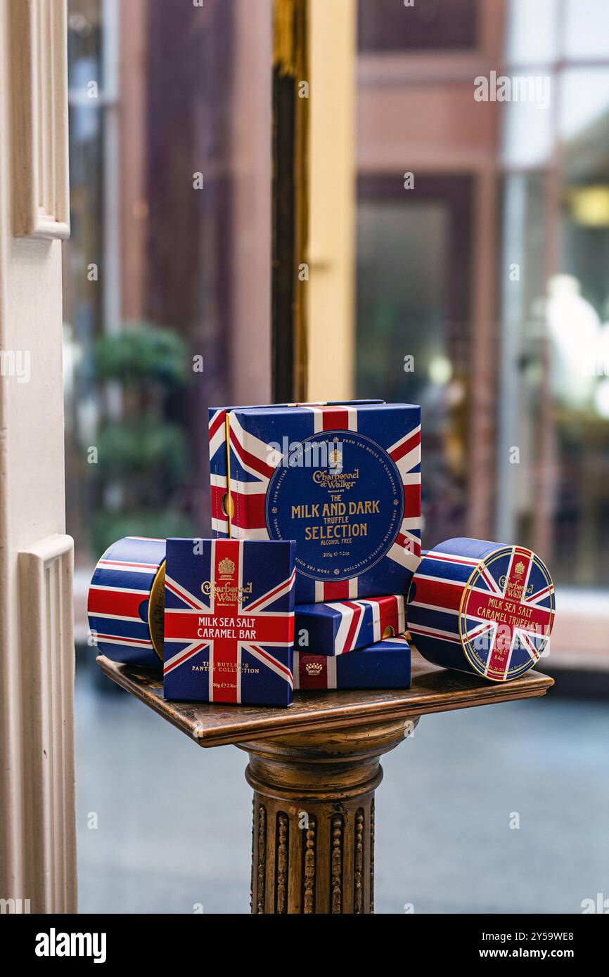 Boîtes de chocolat Charbonnel et Walker exposées Old Bond Street Store , Londres Royaume-Uni Banque D'Images